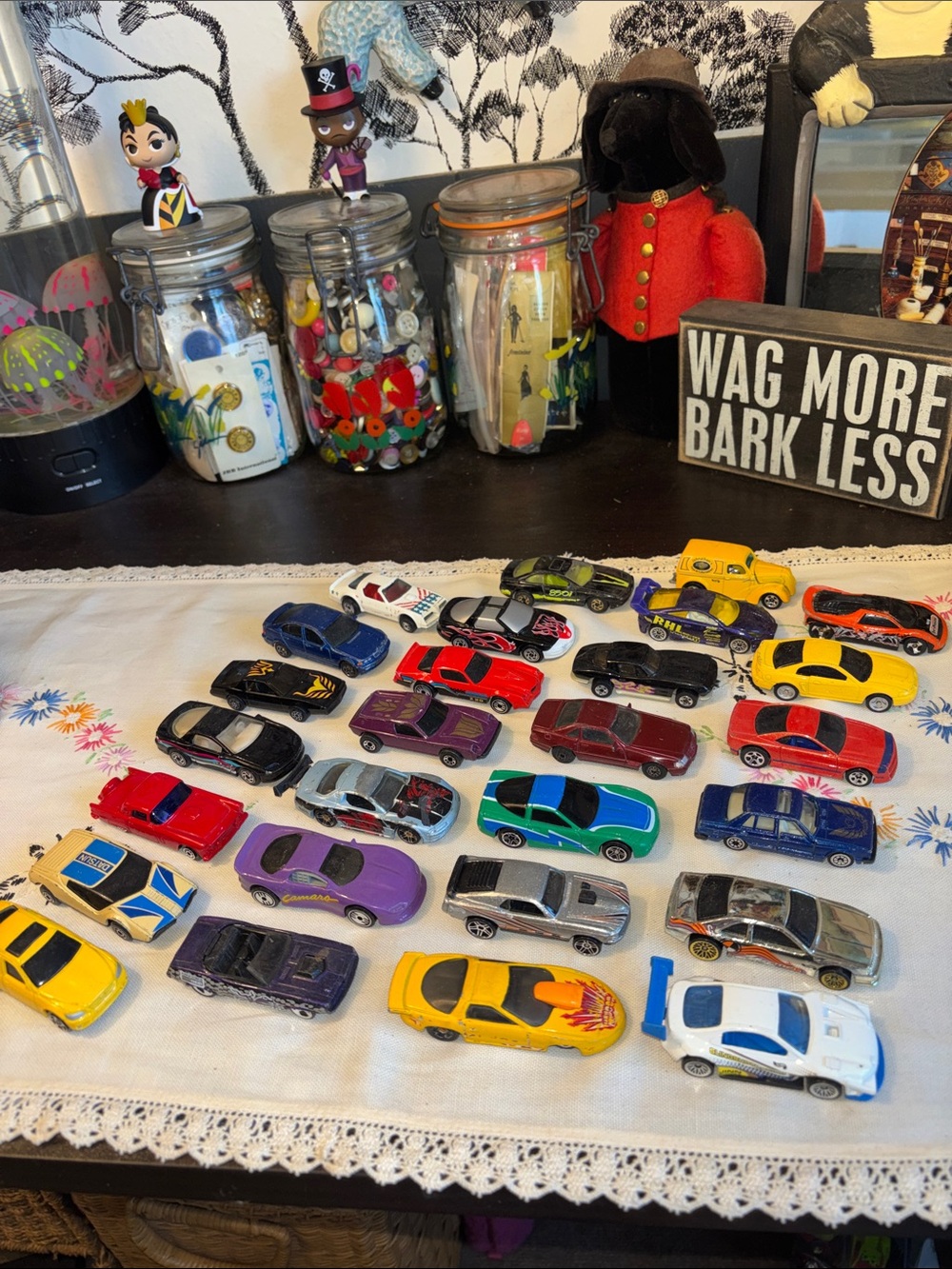 EUC 27 piece, vintage and modern hot wheels, matchbox cars.